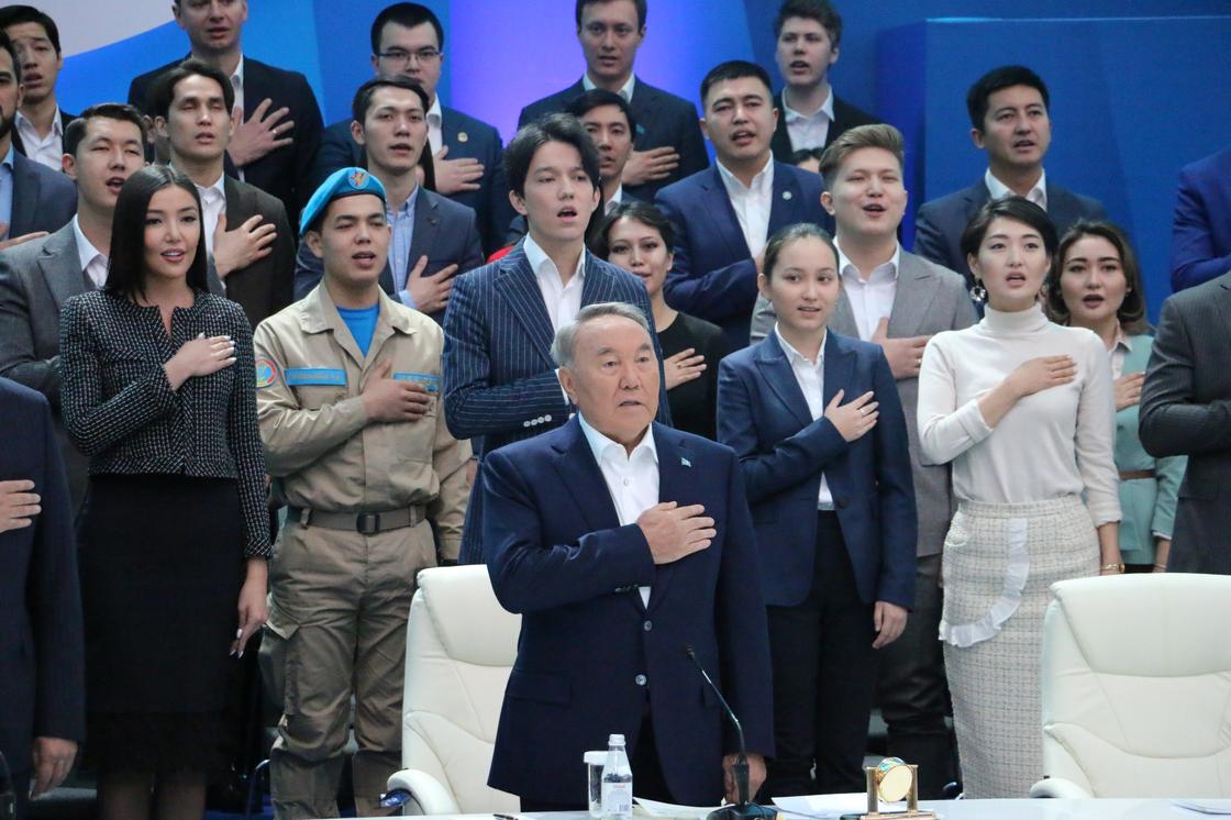 Министры и Димаш Кудайбергенов сняли галстуки для встречи с Назарбаевым (фото)