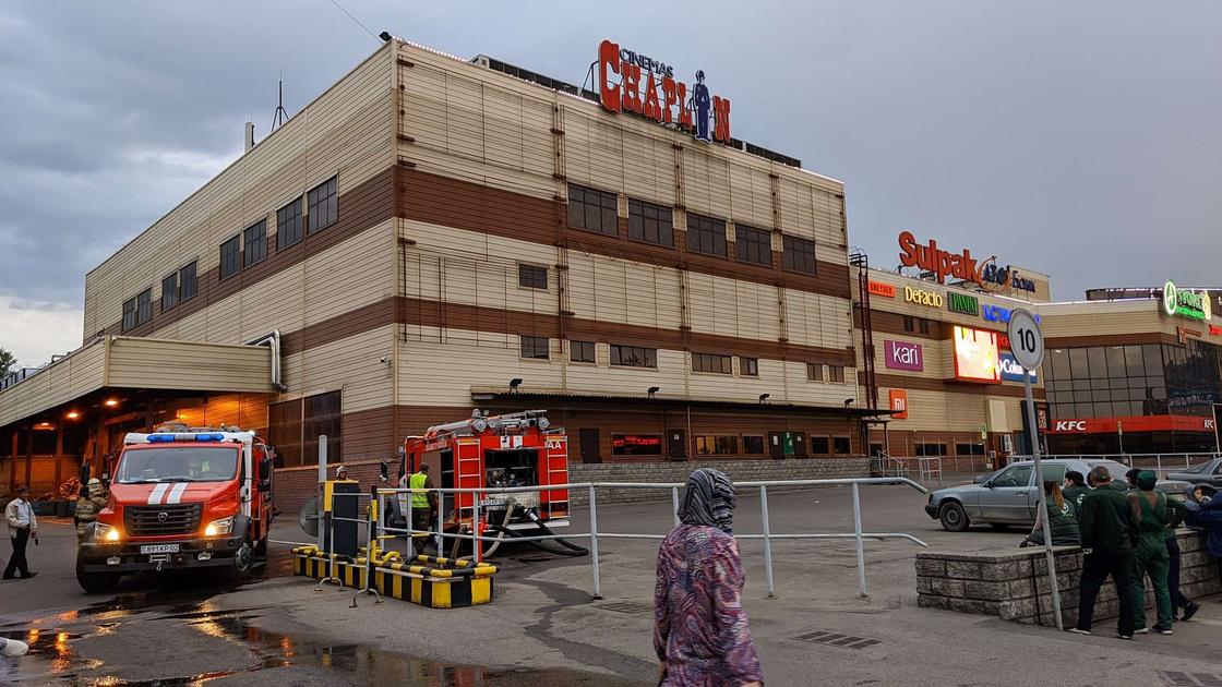 Что сейчас происходит на месте пожара в ТРЦ "ADK" в Алматы (фото, видео)