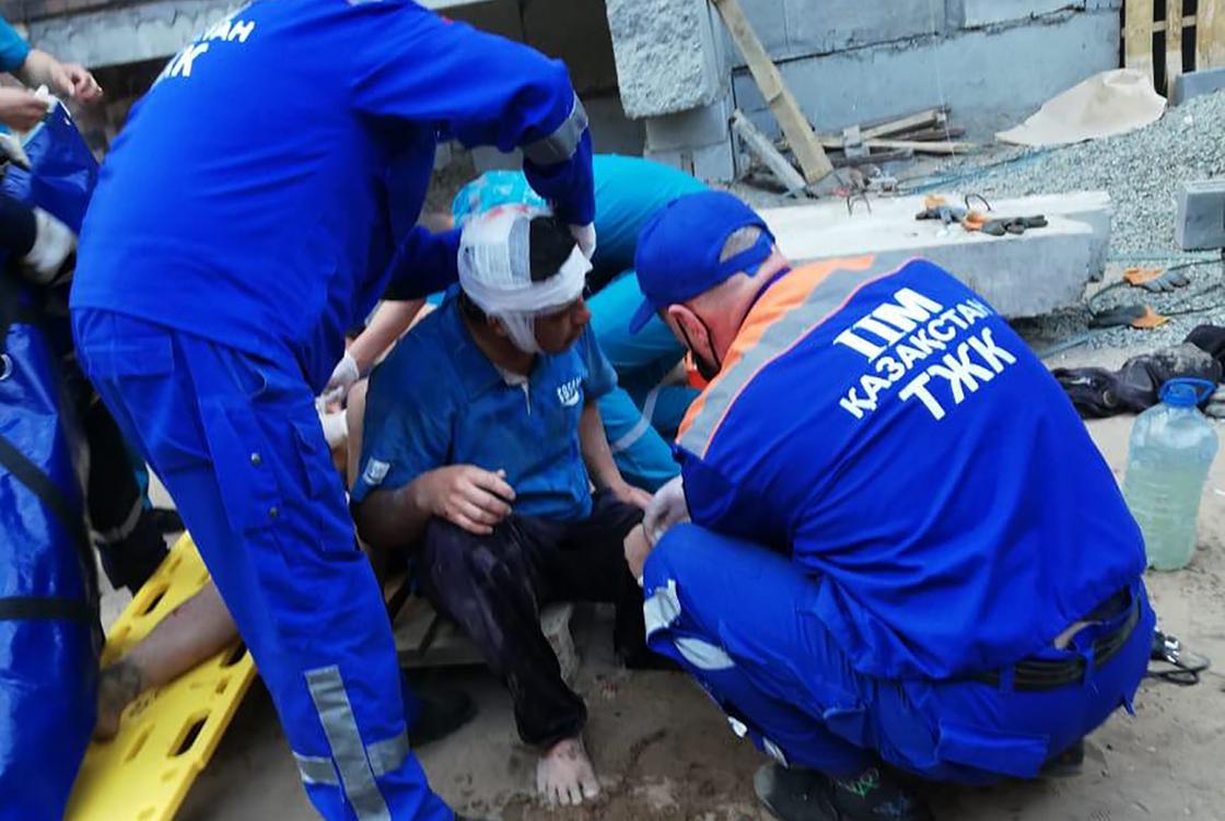 Спасатели оказывают помощь пострадавшему