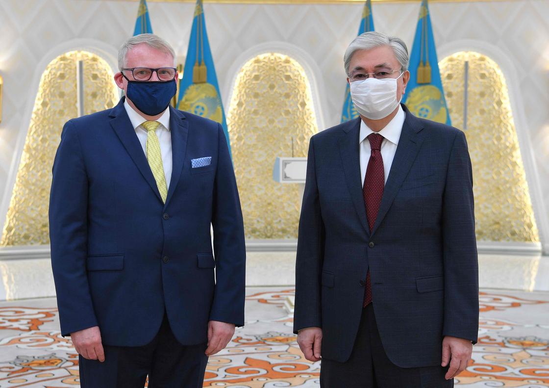 Касым-Жомарт Токаев стоит рядом с послом