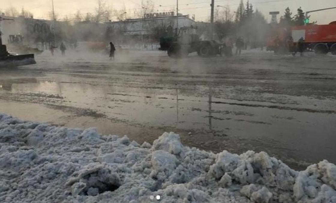Горячей водой затопило несколько улиц в Темиртау