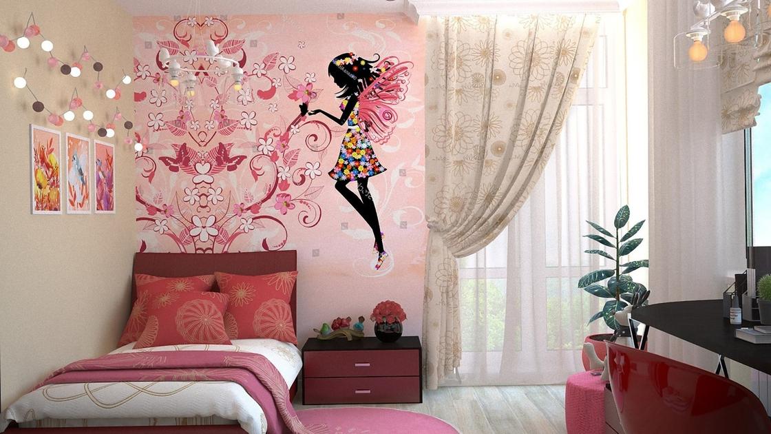 В комнате стоит кровать, тумбочка, стол и стул. Стены покрашены в розовый цвет и на стене нарисована  девочка-бабочка с цветами и подсветкой