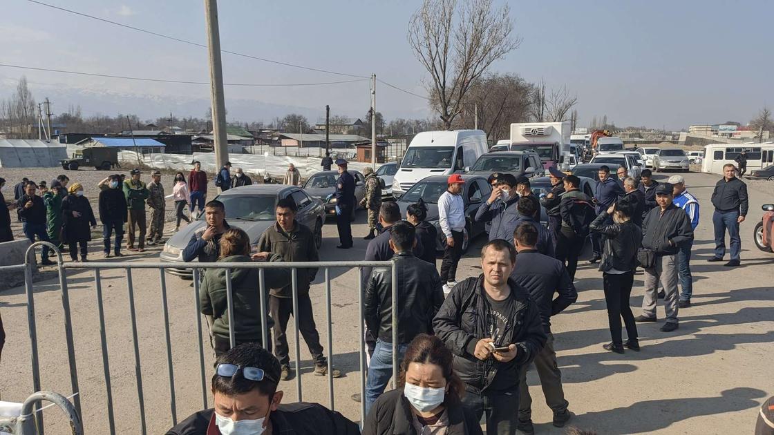 "Пропустите, я оставлю вам документы": очереди образовались на блокпостах в Алматы (фото, видео)