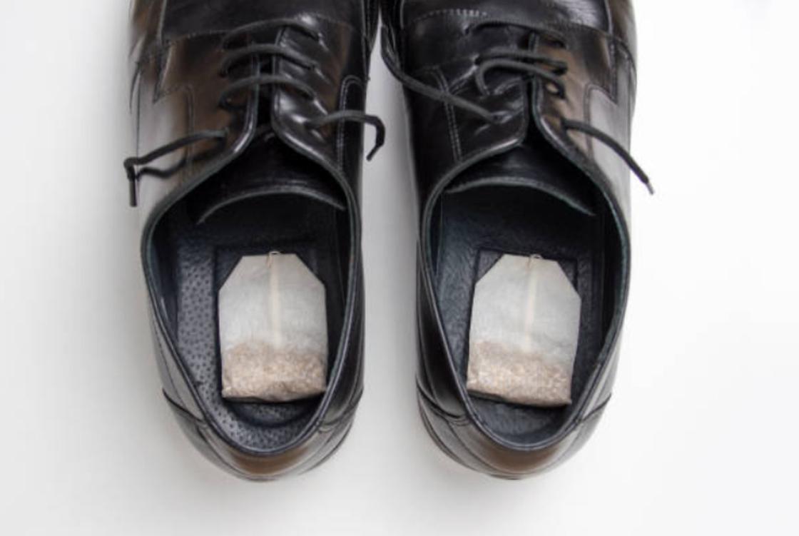 Как избавиться от неприятного запаха в обуви в домашних условиях | Советы покупателю
