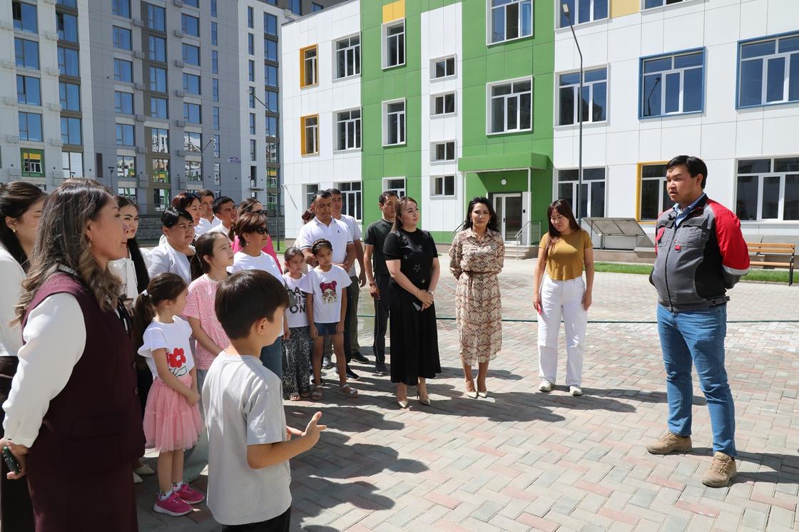 Школьники с родителями