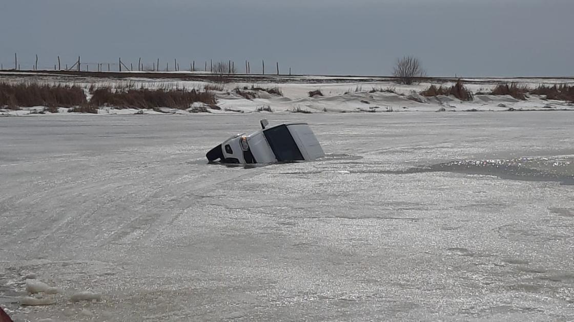 Машины провалились под лед в ЗКО