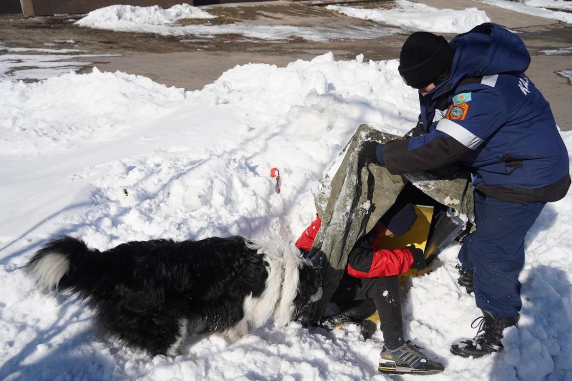Собака и спасатель обнаружили человека под снегом