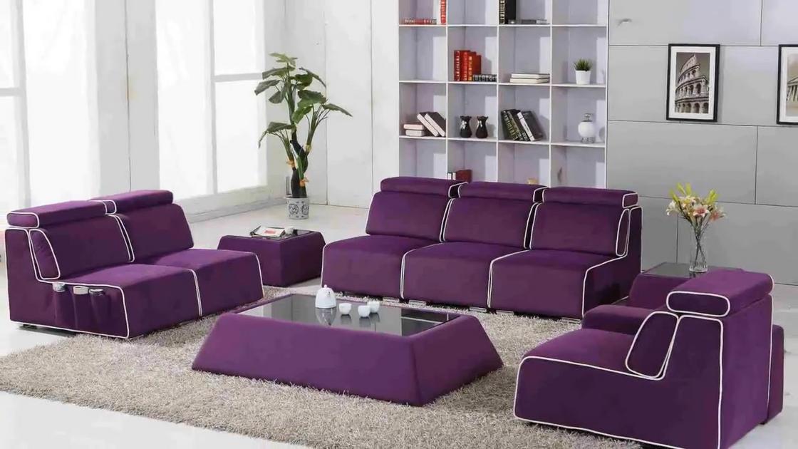 В гостиной кресла и диваны с пурпурной обивкой