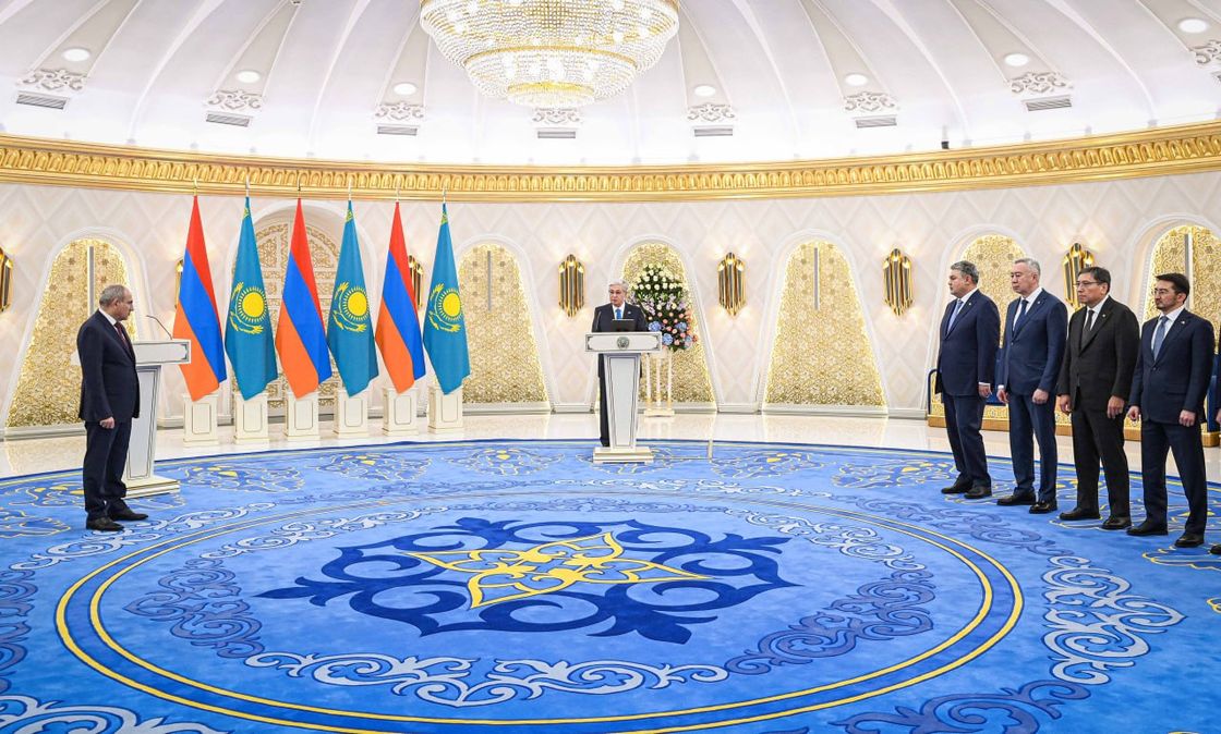 Токаев награждает Пашиняна