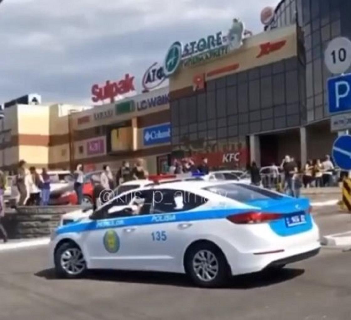 Людей эвакуируют из торгового центра в Алматы (видео)