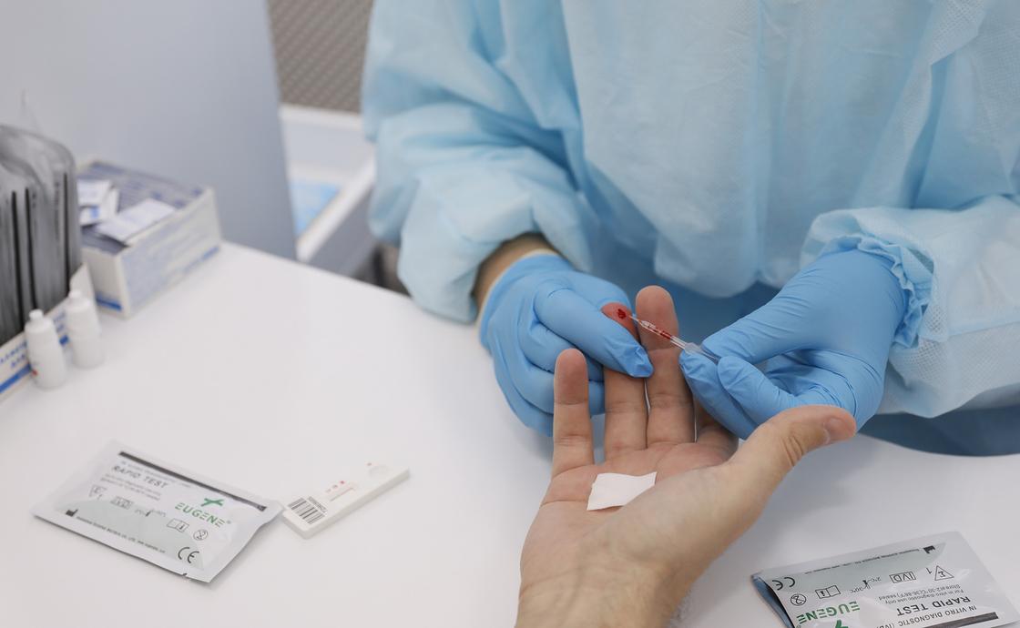 Как проходит тестирование на коронавирус, показали в лаборатории Алматы