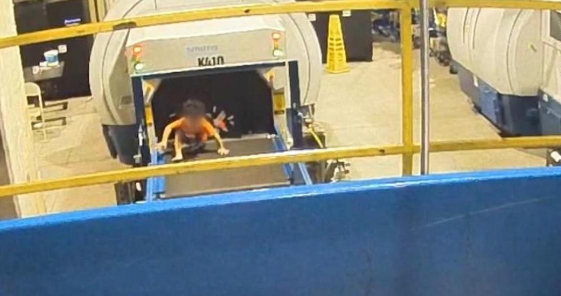 Ребенок покатался на багажной ленте в аэропорту и расшибся