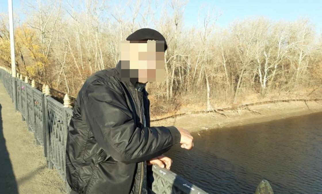 Полицейский из Уральска спасал девушку, пока люди снимали его на видео Полицейский из Уральска спасал девушку, пока люди снимали его на видео