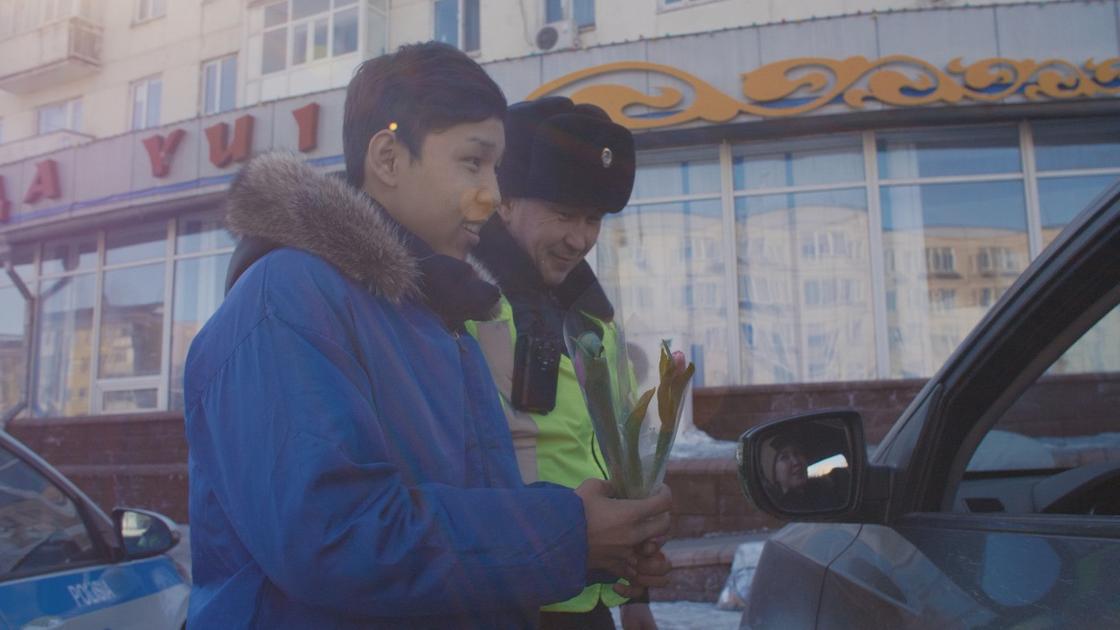 Вместо штрафа – букет тюльпанов: столичные полицейские поздравили женщин с 8 Марта