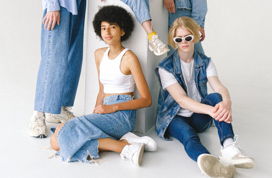 Подростки в джинсовой одежде
