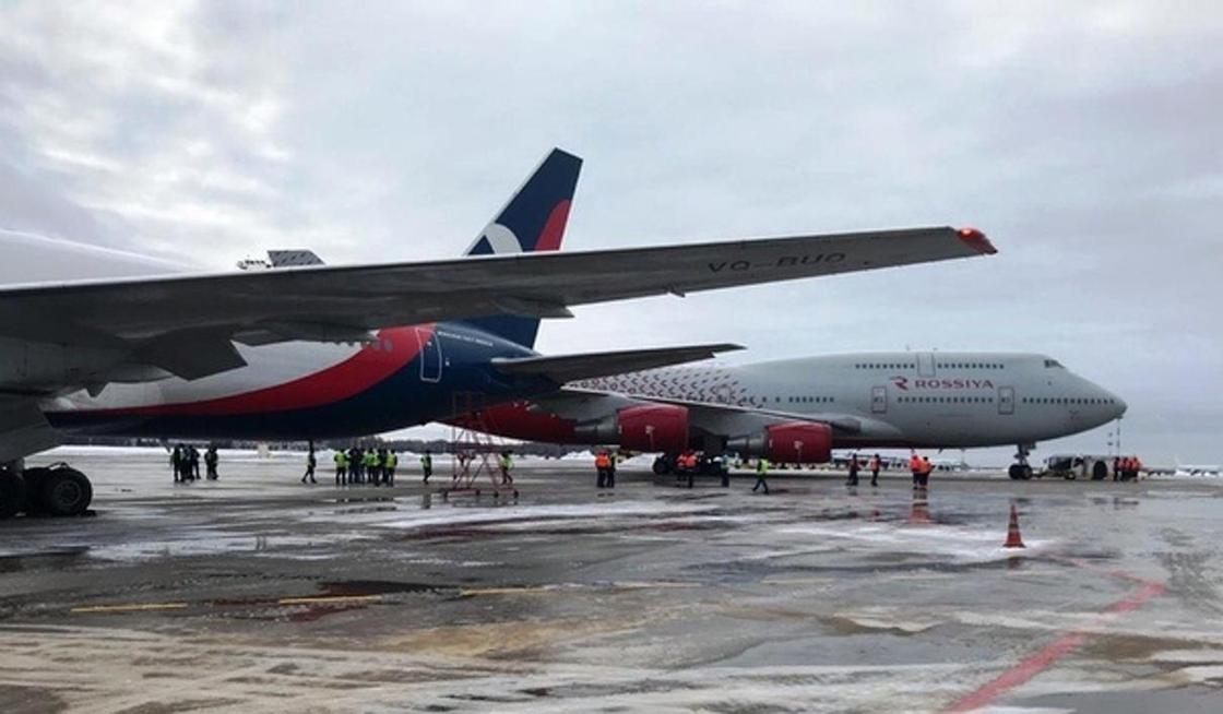 Два самолета Boeing столкнулись в аэропорту Внуково (видео)