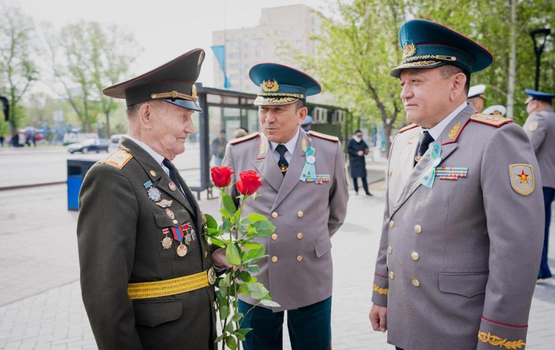 Ветерану ВОВ дарят цветы в честь 9 мая