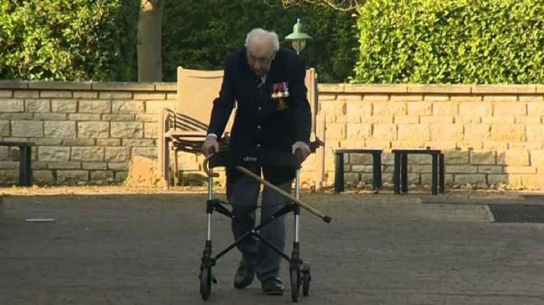Столетний ветеран собрал миллионы для британских врачей марафоном на ходунках в саду