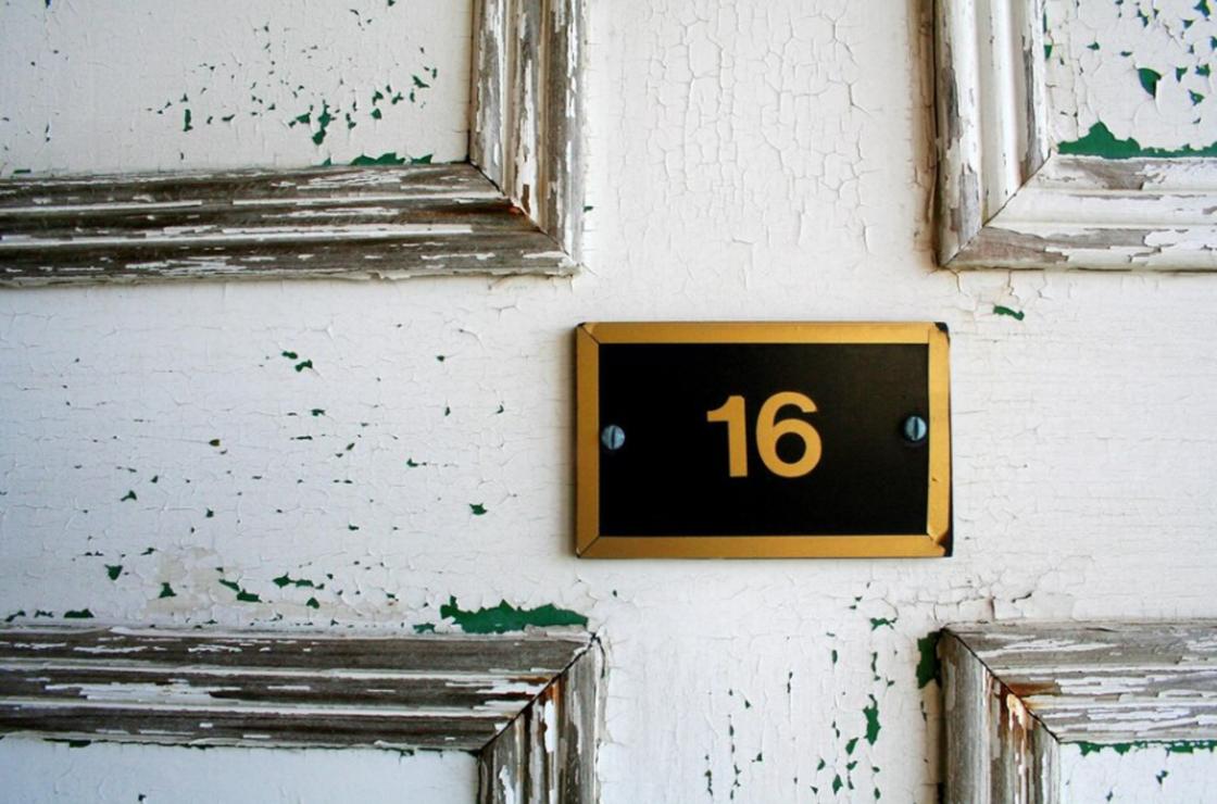 Дверь квартиры номер 16