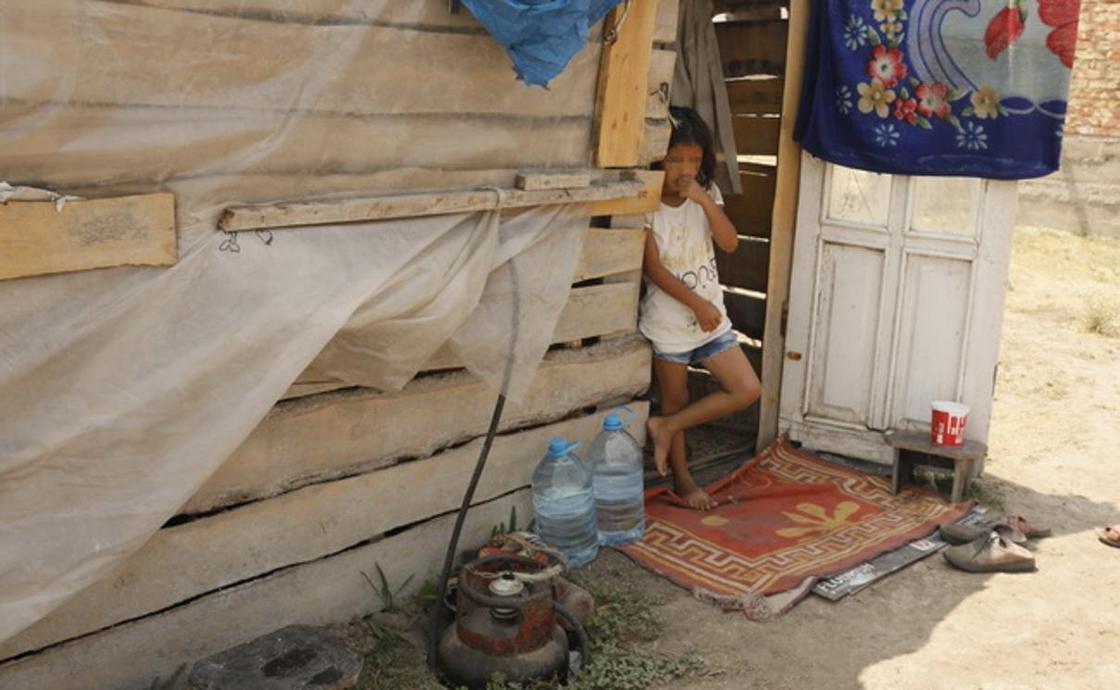 Дочь-инвалид, муж болеет: многодетная мать живет в дырявом шалаше в Узынагаше (фото, видео)
