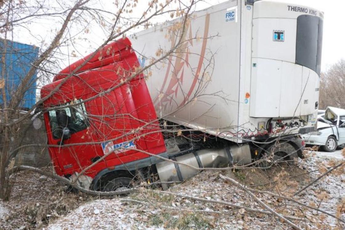 Водитель погиб в аварии с участием фуры на трассе Алматы-Бишкек (фото)