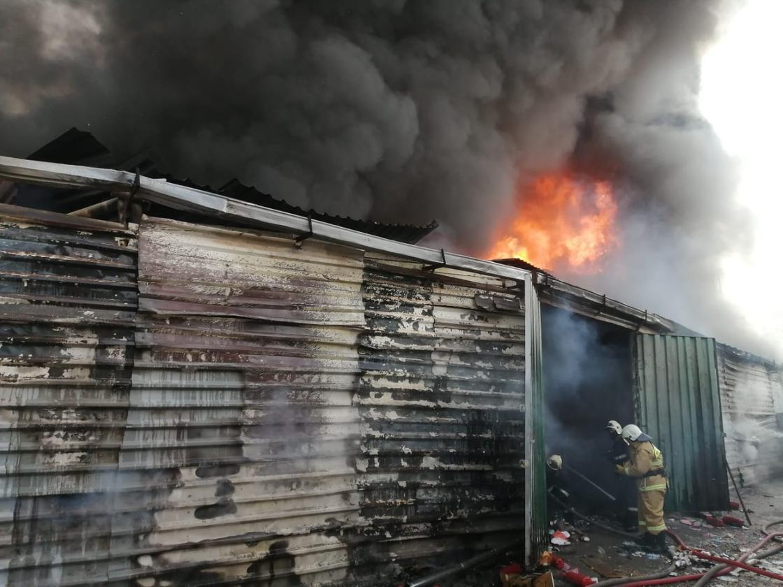 Пожар на барахолке в Алматы