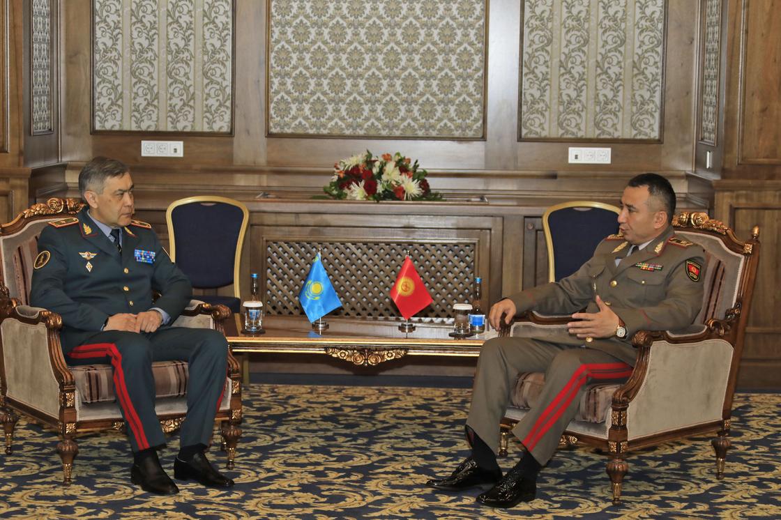 Военное сотрудничество между Казахстаном и Кыргызстаном обсудили главы оборонных ведомств