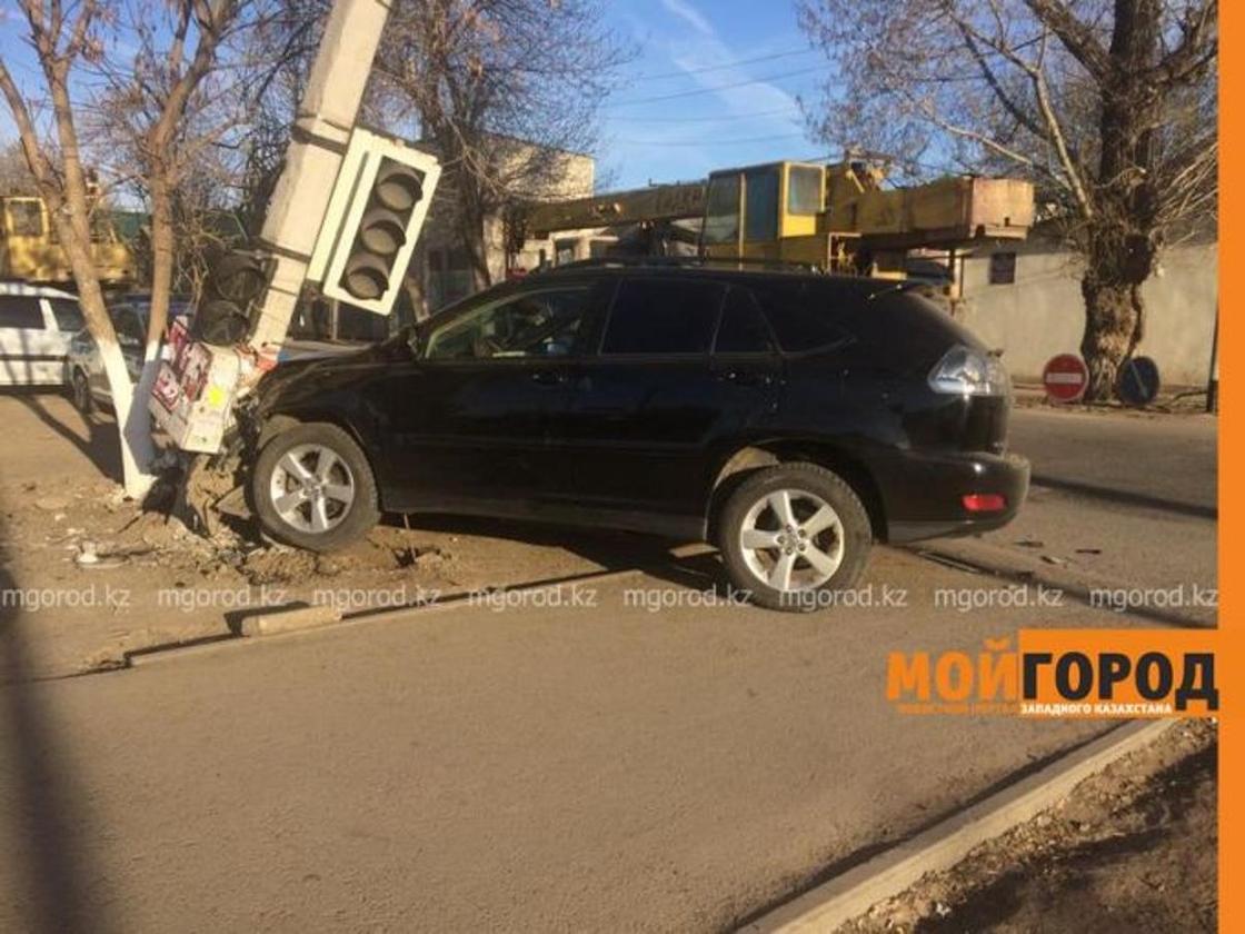 Полицейская машина врезалась в Lexus в Уральске Полицейская машина врезалась в Lexus в Уральске