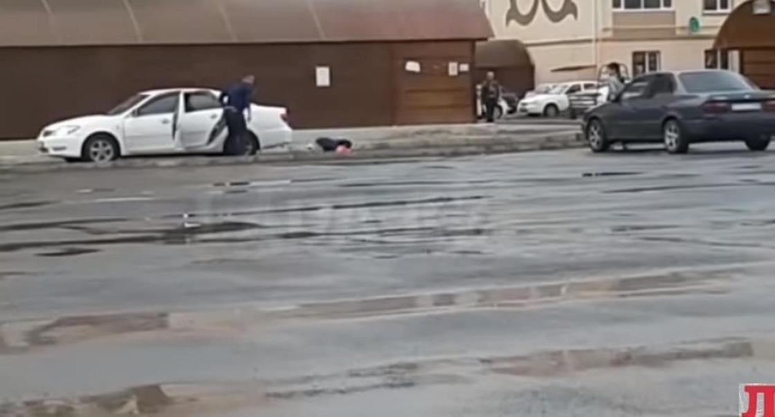 Мужчина выбросил девочку из машины в Актау: это попало на видео