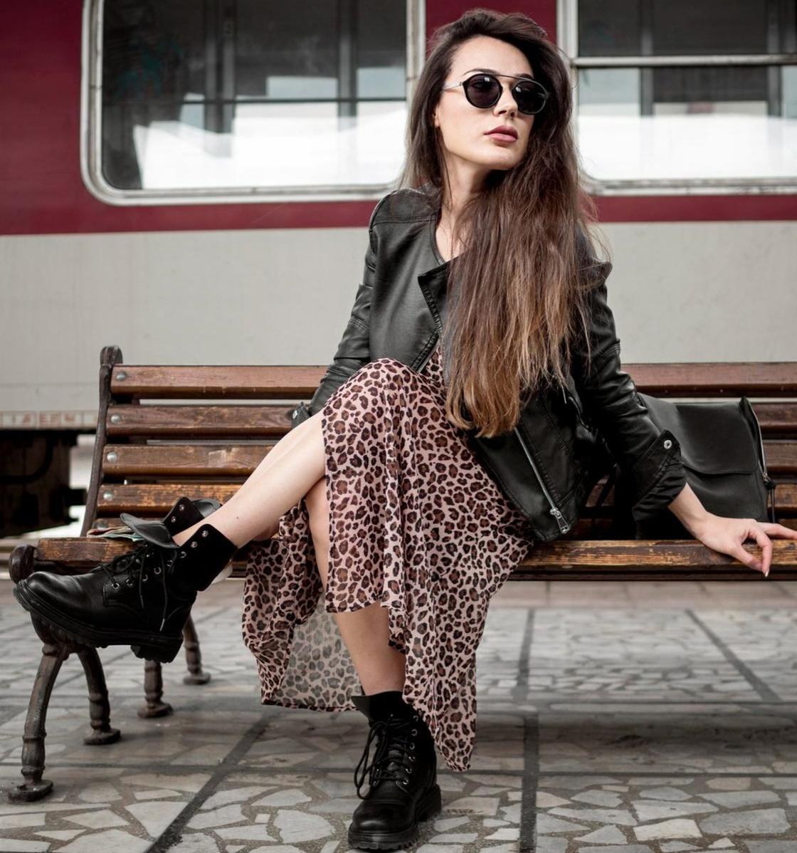 Девушка в грубых ботинках, легком платье и кожаной куртке