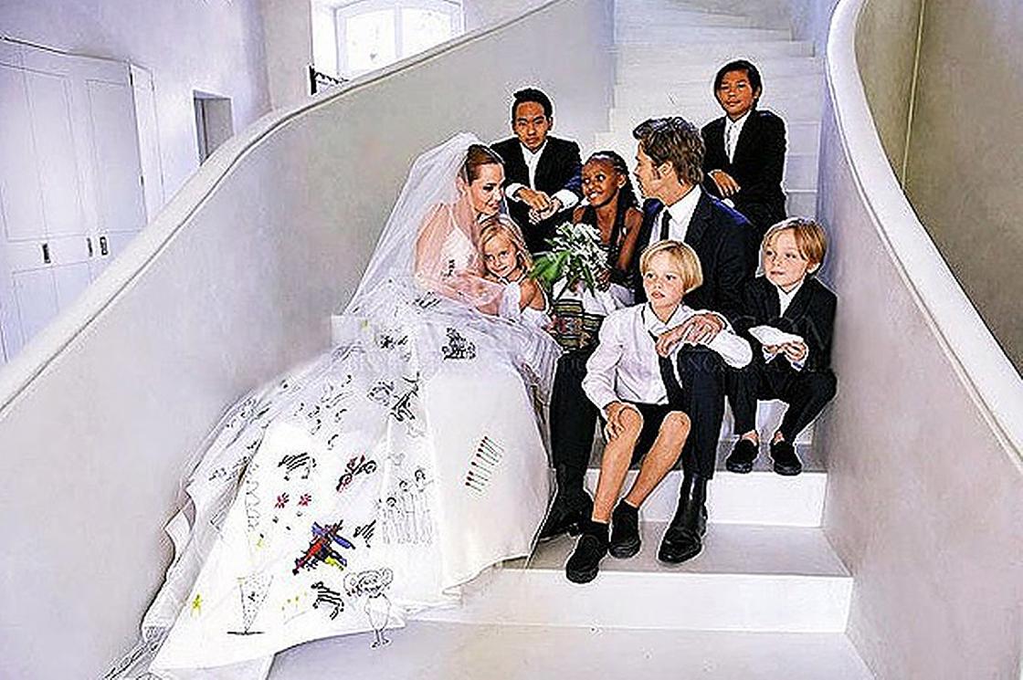 Анджелина Джоли в свадебном платье с Брэдом Питтом и детьми