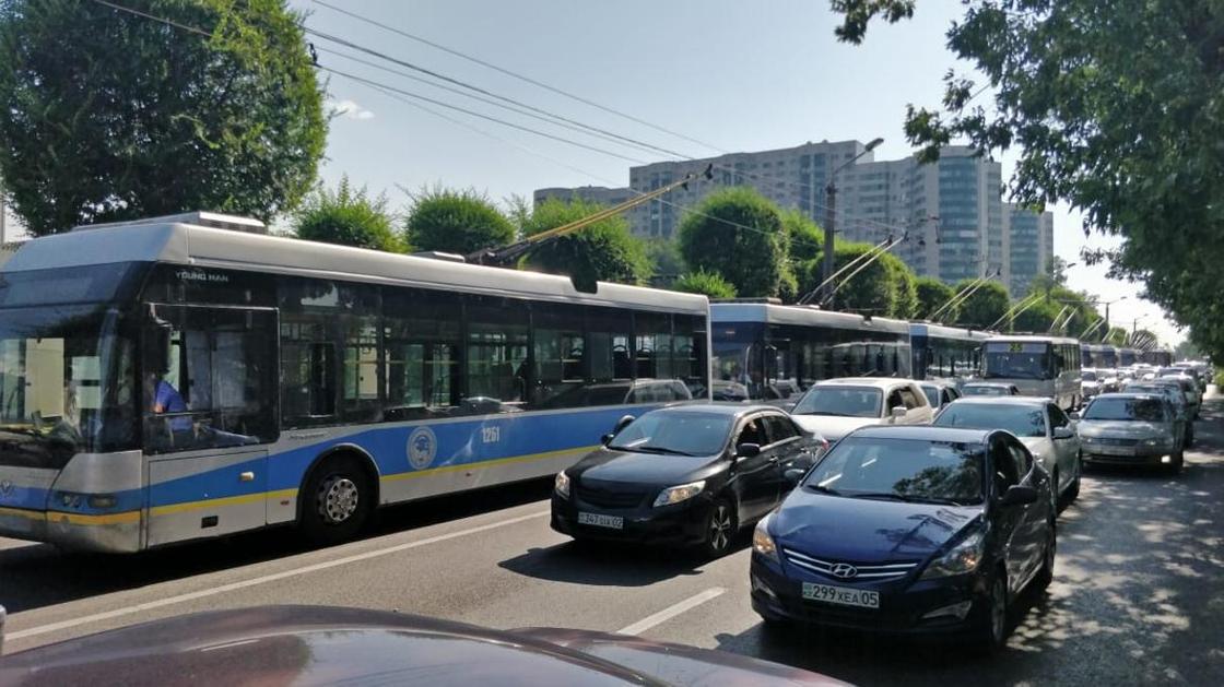 Сам себе регулировщик: что творилось на дорогах Алматы во время блэкаута (фото, видео)