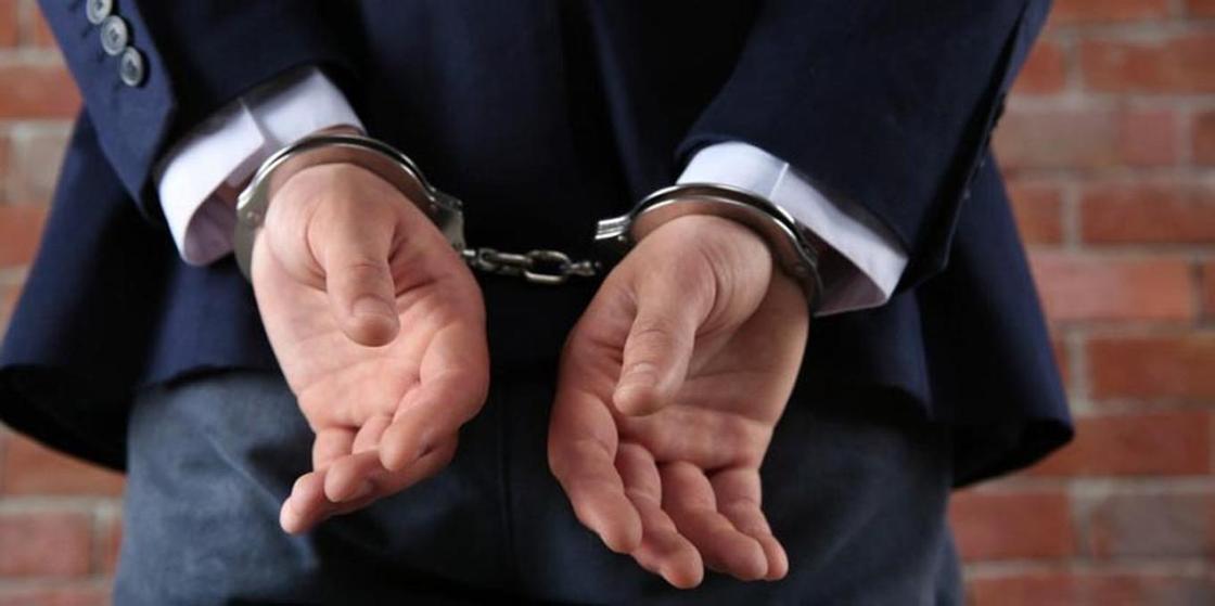 Пойманный на взятке прокурор приговорен к штрафу в Караганде