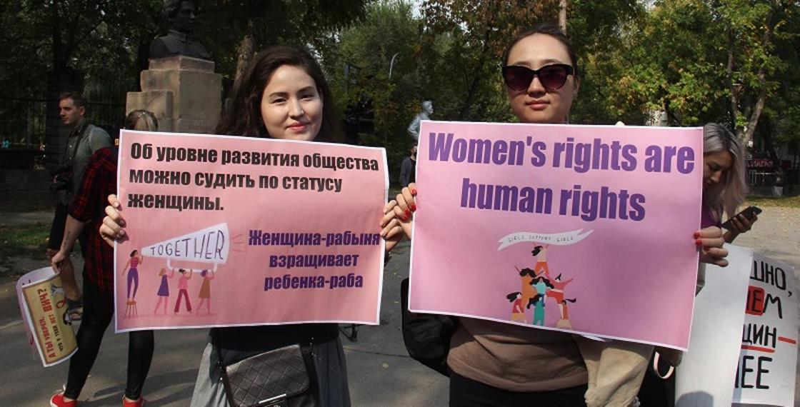 «Все сексисты пусть убьются, феминистки не сдаются»: О чем говорили девушки на митинге
