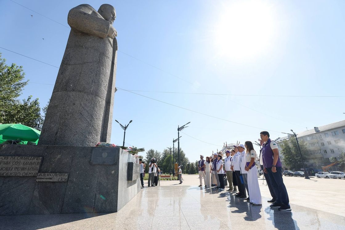 Кандидаты "Әділет" посетили памятник великому поэту в Семее