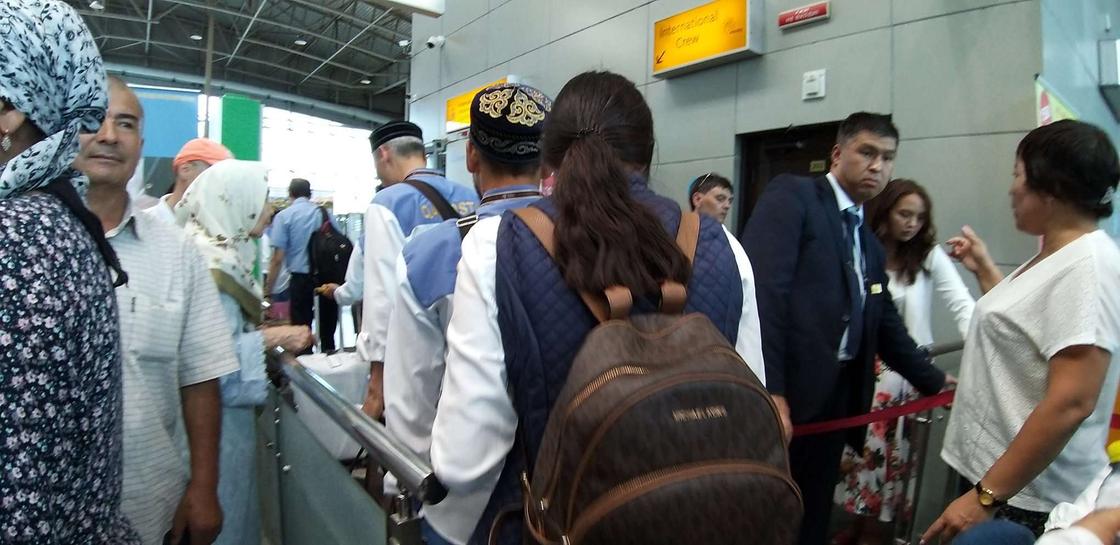 Казахстанцы на 13 часов застряли в аэропорту Парижа