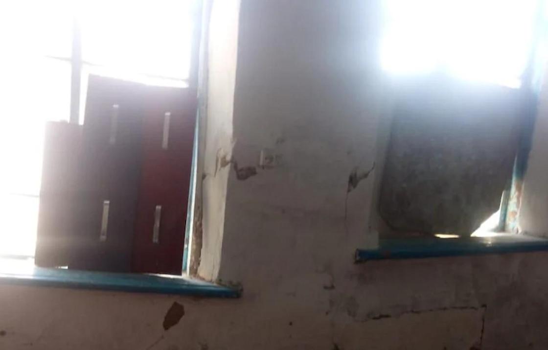 "Боюсь, что когда я уйду на работу, моих детей придавит обвалившийся потолок": мать семерых детей просит помочь снести старый дом