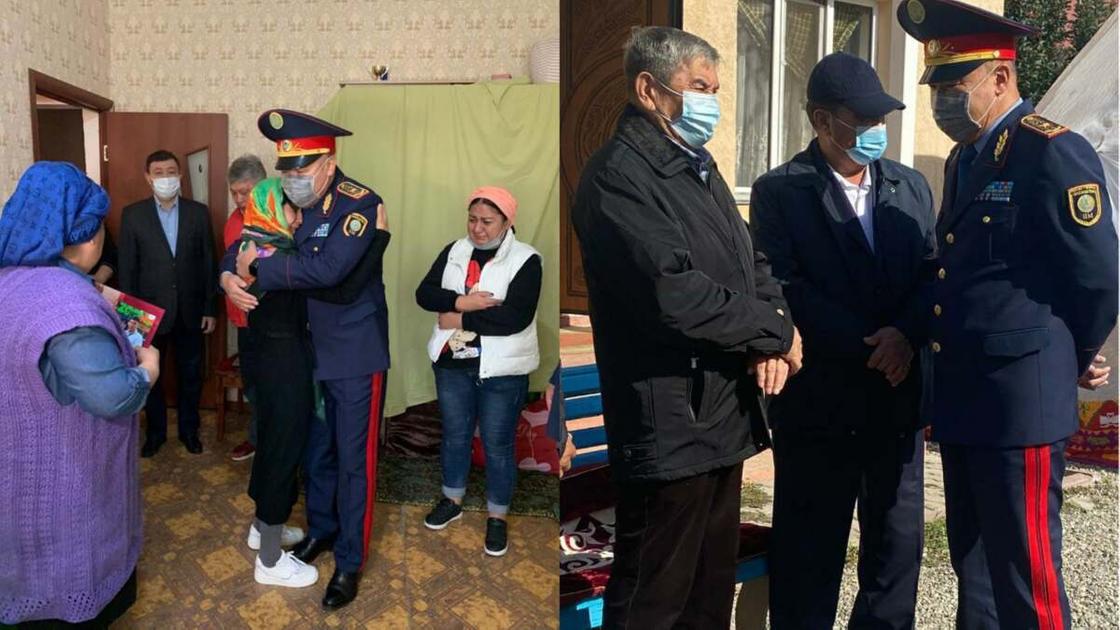 Замглавы МВД с семьями погибших полицейских Замглавы МВД с семьями погибших полицейских