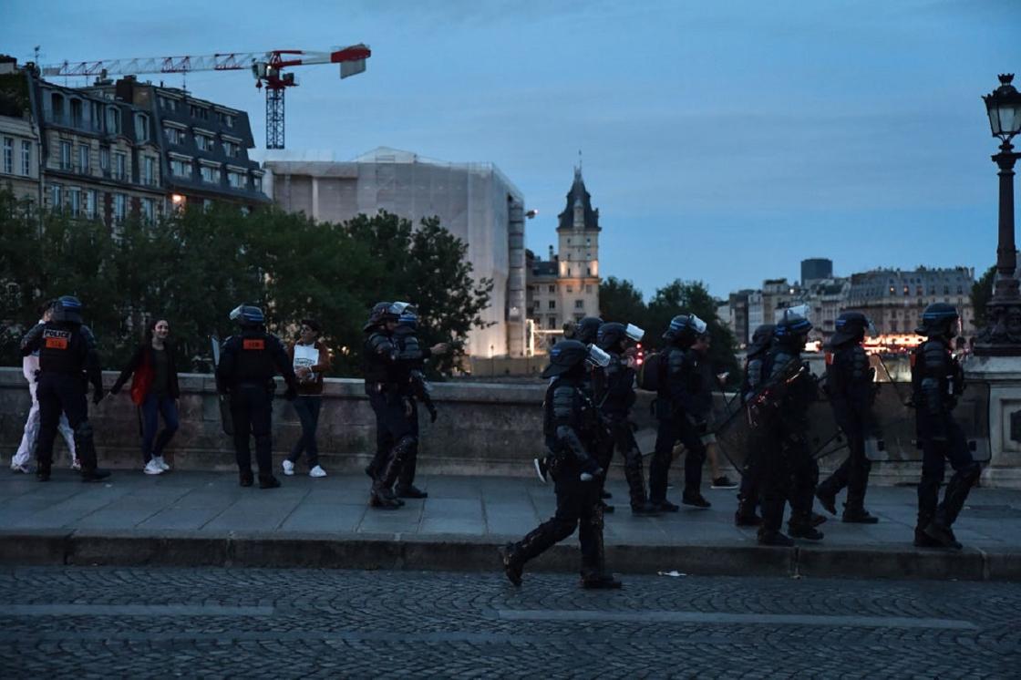 Французские полицейские идут по улице