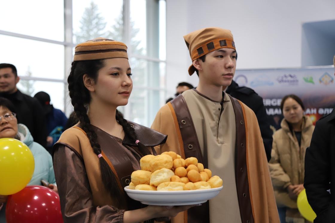 Встреча Ажар Төлеуқановой в аэропорту Усть-Каменогорска