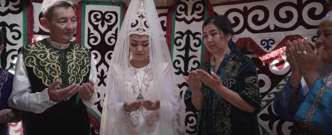 Невеста и ее родственники молятся перед ее выходом к жениху