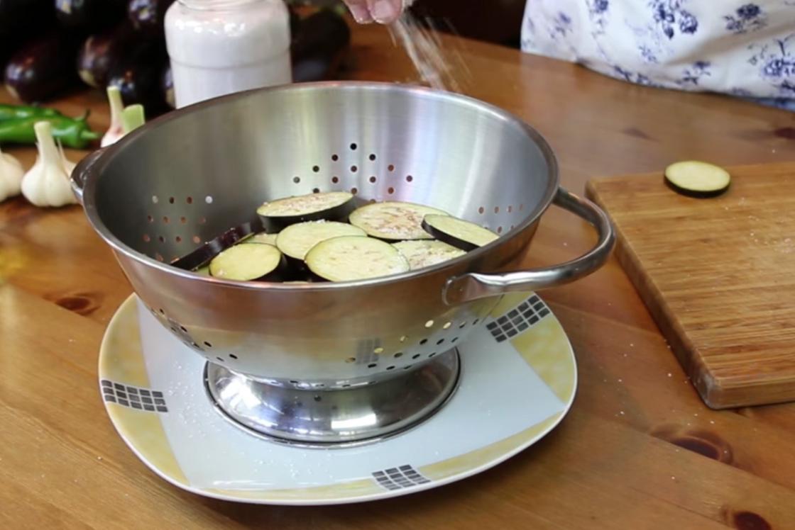 Дуршлаг с кружочками баклажанов Дуршлаг с кружочками баклажанов