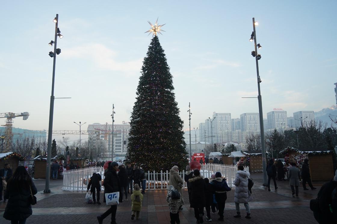 Новогодние украшения в Алматы