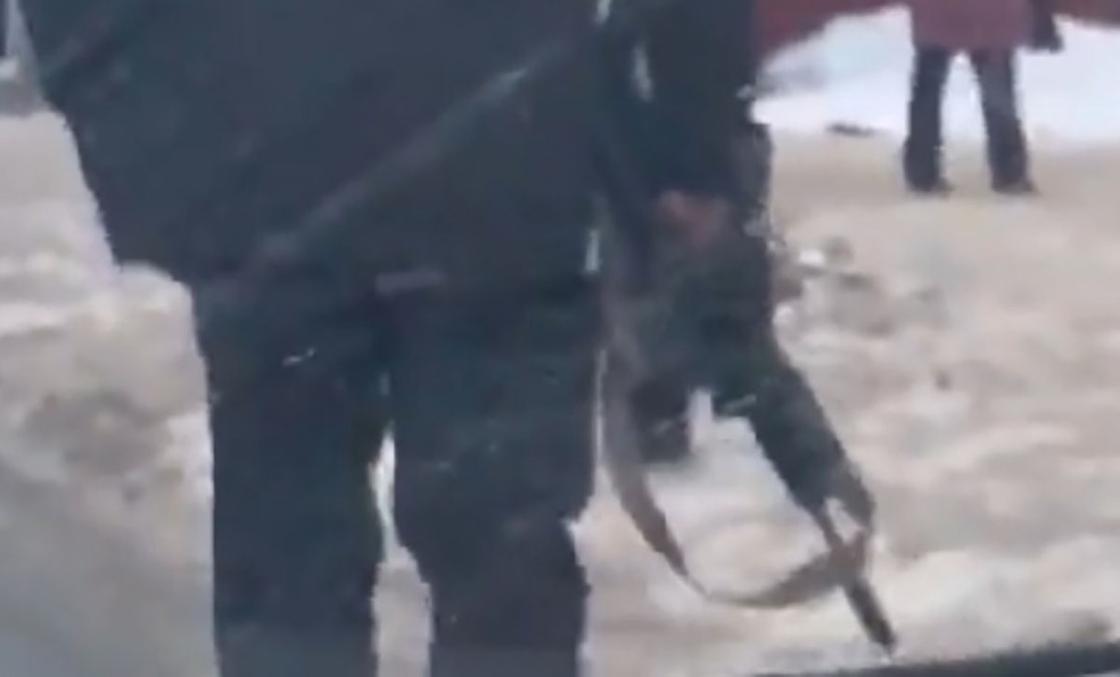 Уличная погоня мужчины с автоматом за прохожим попала на видео