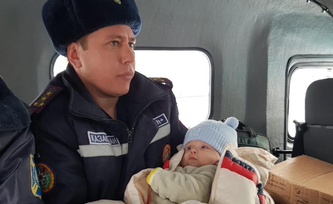 Больного ребенка спасатели вывезли из занесенного снегом села в ЗКО Больного ребенка спасатели вывезли из занесенного снегом села в ЗКО