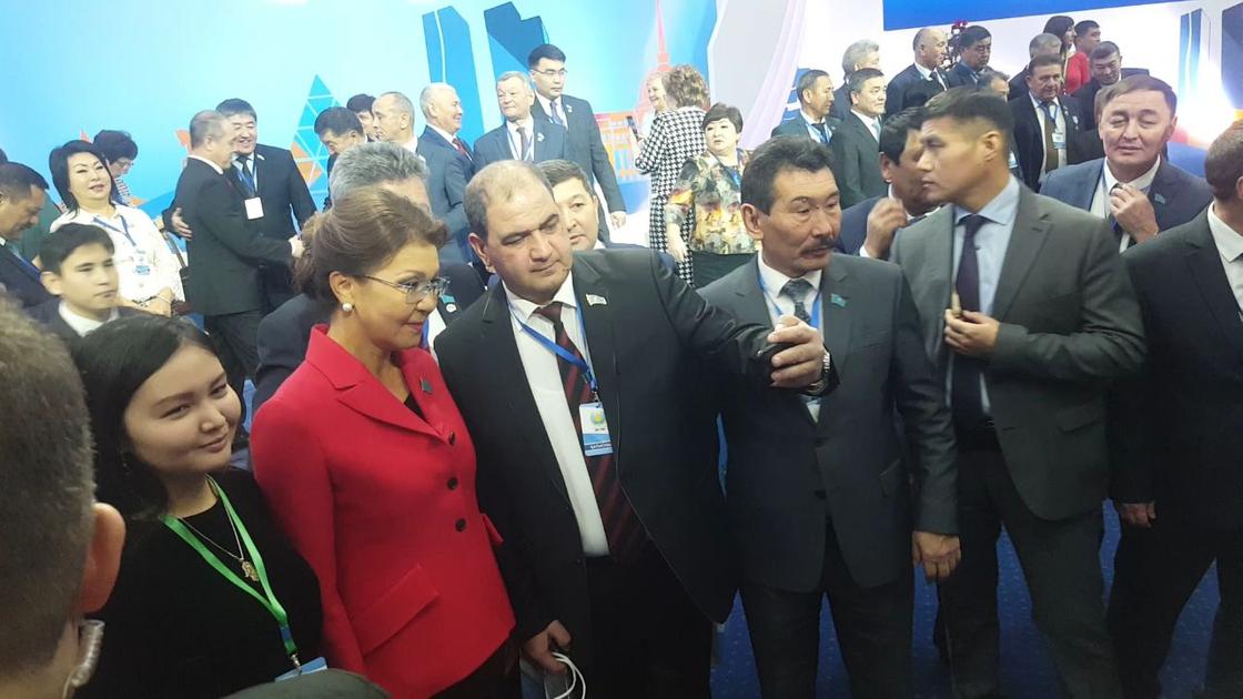 Назарбаеву окружили во Дворце Независимости, чтобы сделать селфи