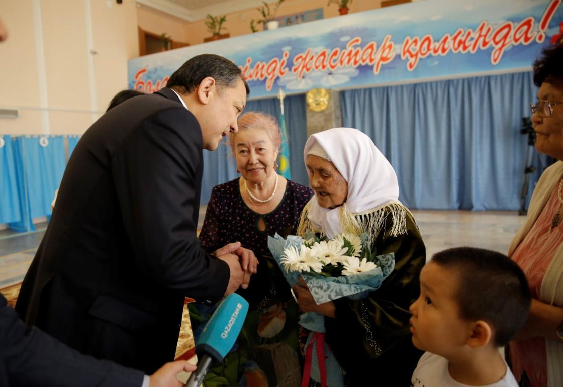 Аким Атырауской области проголосовал на выборах президента Казахстана