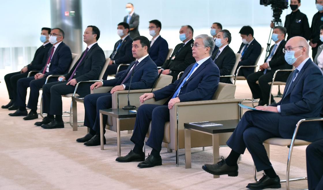 Касым-Жомарт Токаев и Садыр Жапаров в МФЦ 