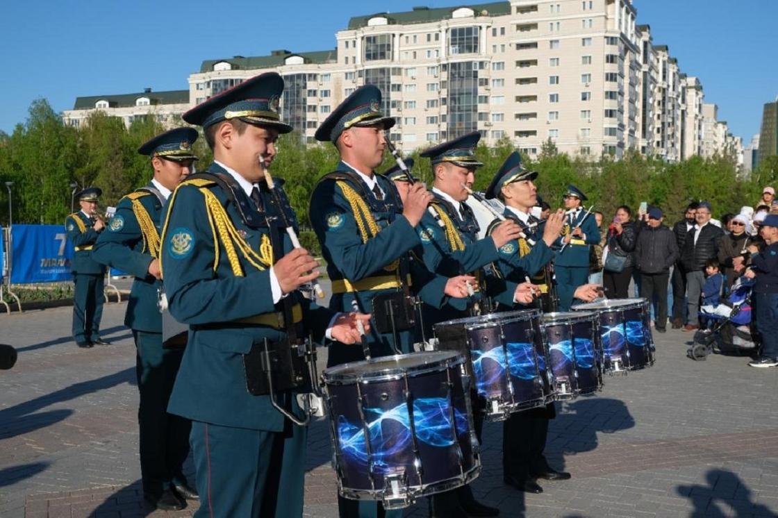 Военный оркестр играет на улице