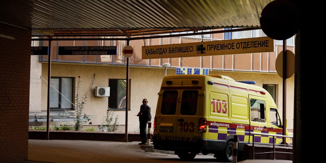 Раненного мужчину бросили умирать возле больницы в Актобе